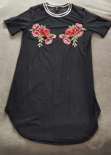 blusa negra transparente con flores