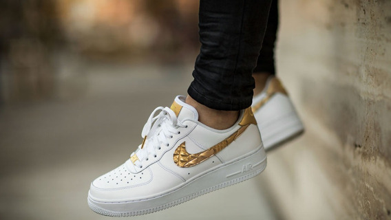 {keywor d} nike air force 1 negras y doradas