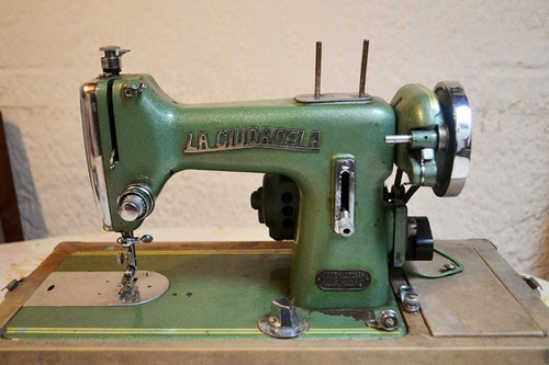 Maquina De Coser Electrica, Antigua. - $ 4.000,00 en Mercado Libre