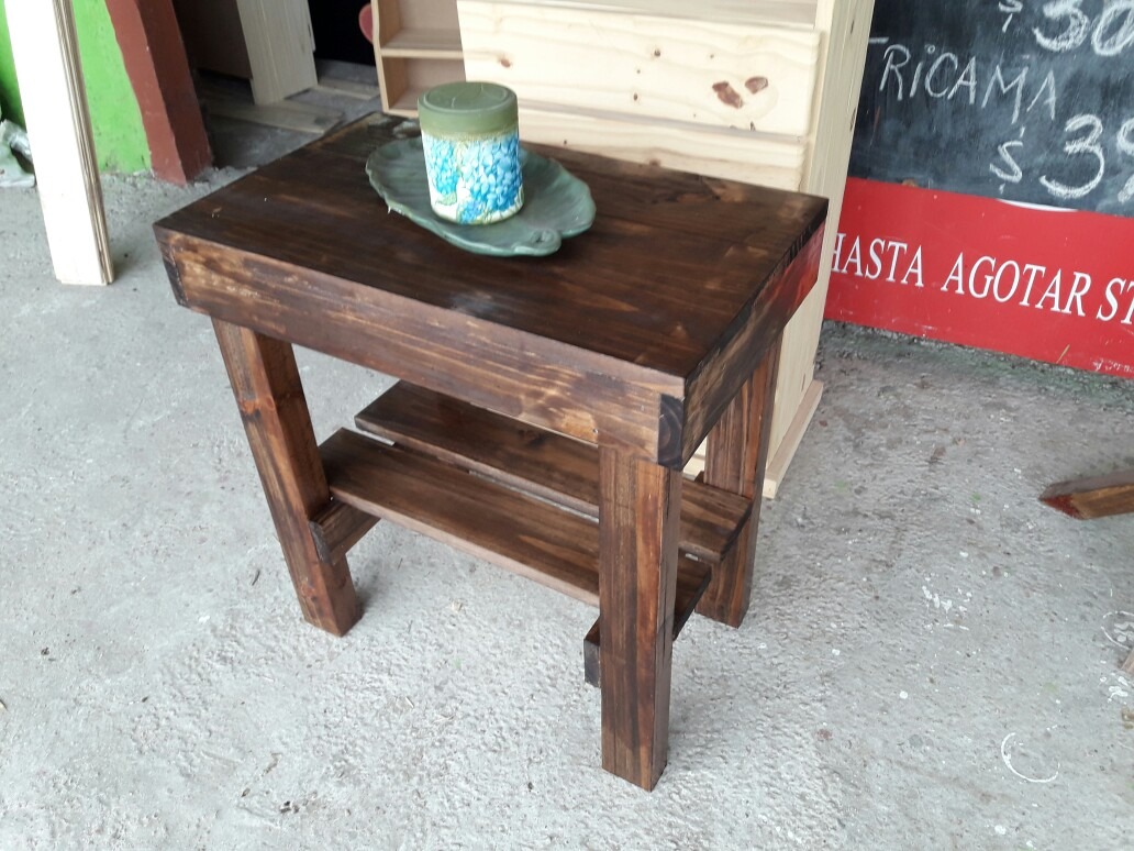 Mesa Auxiliar Madera Maciza Lustrada - $ 1.290,00 en Mercado Libre